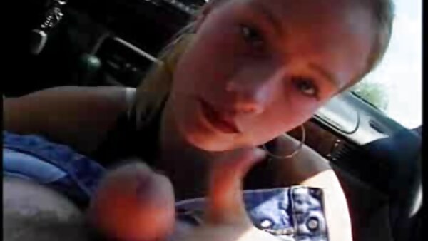 Strumpet berkaki putih menunggang dan menghisap video urut lucah batang besar besar di dalam kereta