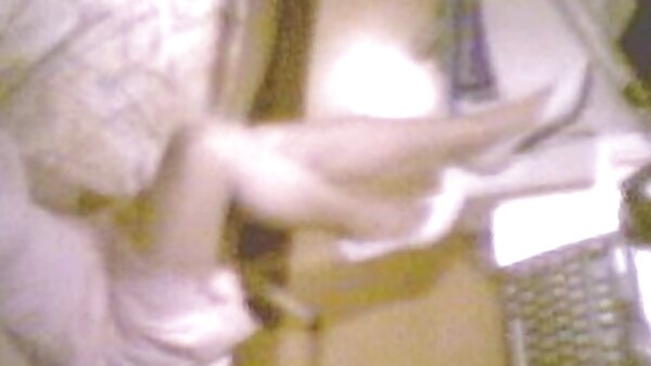 Pasangan terangsang berhasrat untuk bertiga super hot dengan pembantu rumah percuma video lucah mereka
