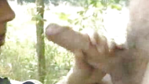 Teal Conrad miang muda percuma lucah babe mengongkek pada latar belakang putih.